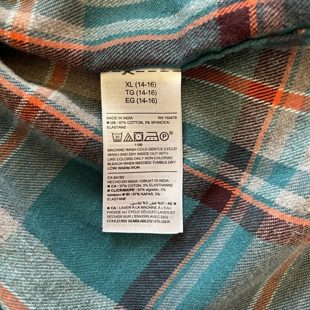 Kids/unisex Old Navy flannel long sleeve shirt, fits women’s small
